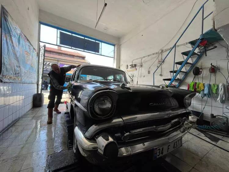 Hurda arabayı öyle bir hale getirdi ki görenlerin nutku tutuldu! 66 yaşındaki araca teklif yağıyor, trafiğin resmen yıldızı oldu 5